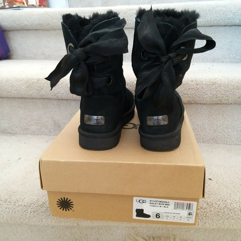 UGG Women's Customizable Bailey Bow Short size 6 - Black *Pre-Owned* GUC
